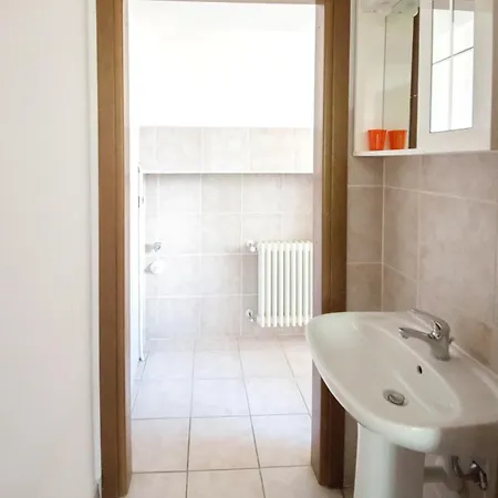 La Maison Jaune Apartment *